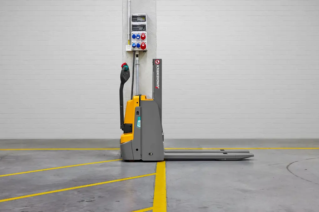 Apilador eléctrico de barra timón con elevación de brazos po - Imagen 3